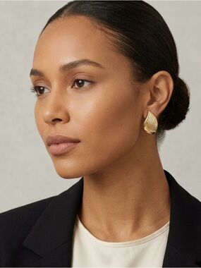 Vintage art deco style gold tone ribbed wing post earrings